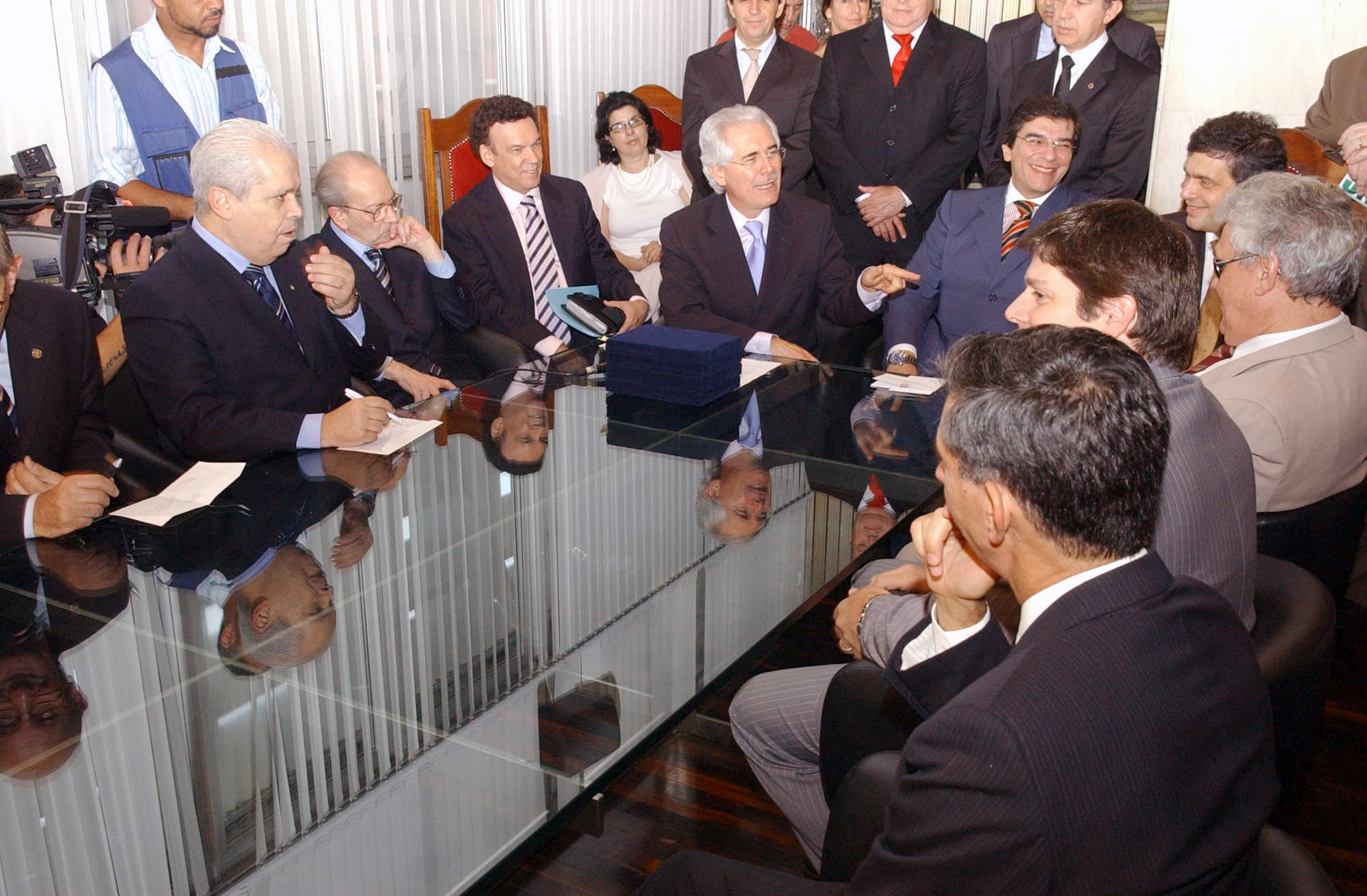 Assemblia presta homenagem a personalidades do Judicirio<a style='float:right;color:#ccc' href='https://www3.al.sp.gov.br/repositorio/noticia/03-2008/DESEMBARGADORES 265ZE.jpg' target=_blank><i class='bi bi-zoom-in'></i> Clique para ver a imagem </a>